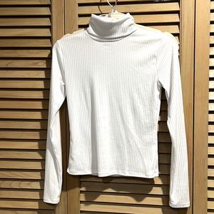 Derek Heart white polyester turtle neck junior small. Like new